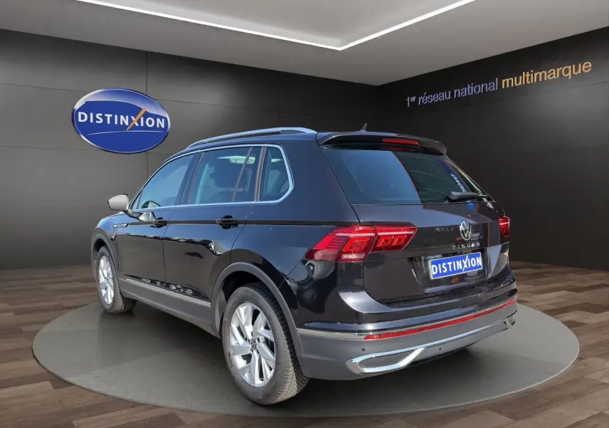 Volkswagen Tiguan noir intense 2022 vu 3/4 arrière droit avec jantes alu 18 pouces et toit panoramique.