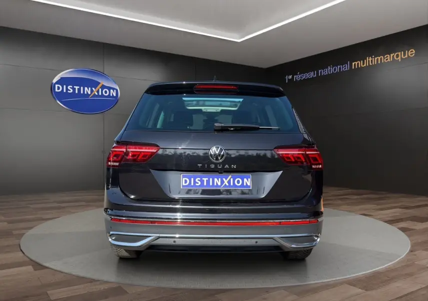 Vue arrière d'un Volkswagen Tiguan noir intense 2022 avec feux LED et double sortie d'échappement chromée.