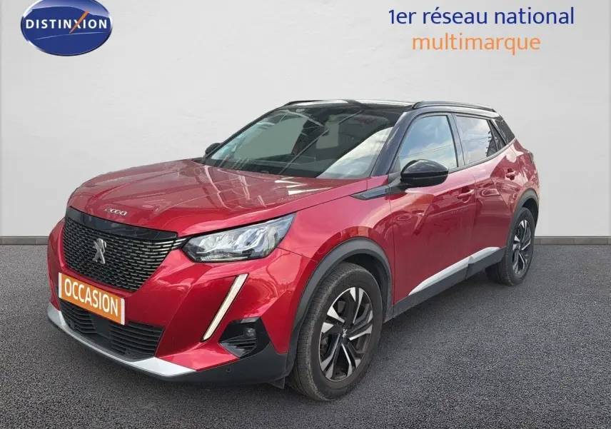 Peugeot 2008 rouge avec toit noir en 3/4 avant droit, mettant en valeur ses feux LED et jantes biton.