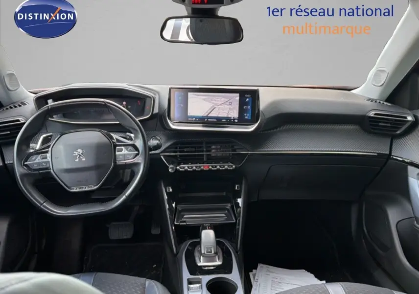 Vue intérieure avant du Peugeot 2008 1.5 BlueHDi 130ch avec tableau de bord noir et écran central tactile affichant la navigation.