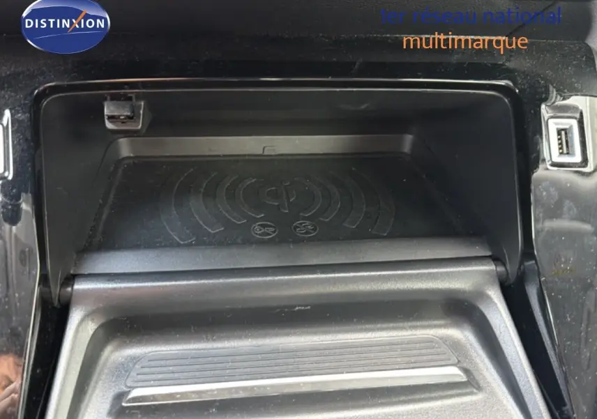Gros plan sur la console centrale du Peugeot 2008 2020, montrant le compartiment de recharge sans fil et port USB.