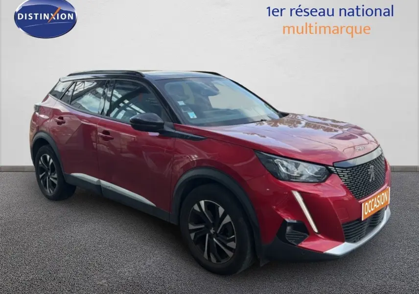 Peugeot 2008 rouge avec toit noir, vue 3/4 avant droit, mettant en valeur ses feux LED et jantes biton.