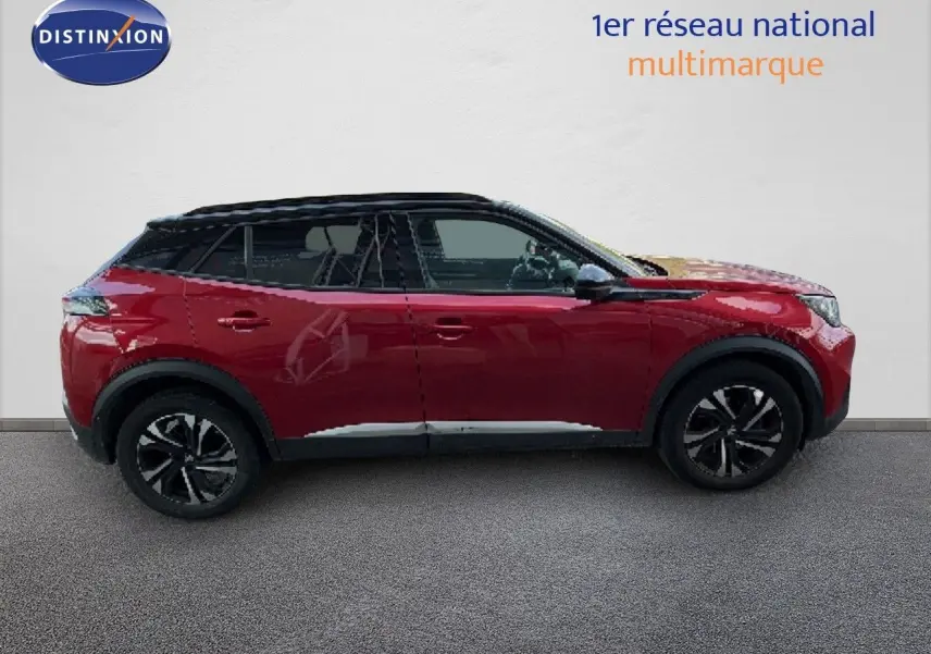Profil droit du Peugeot 2008 2020 rouge avec toit noir et jantes noires en alliage.