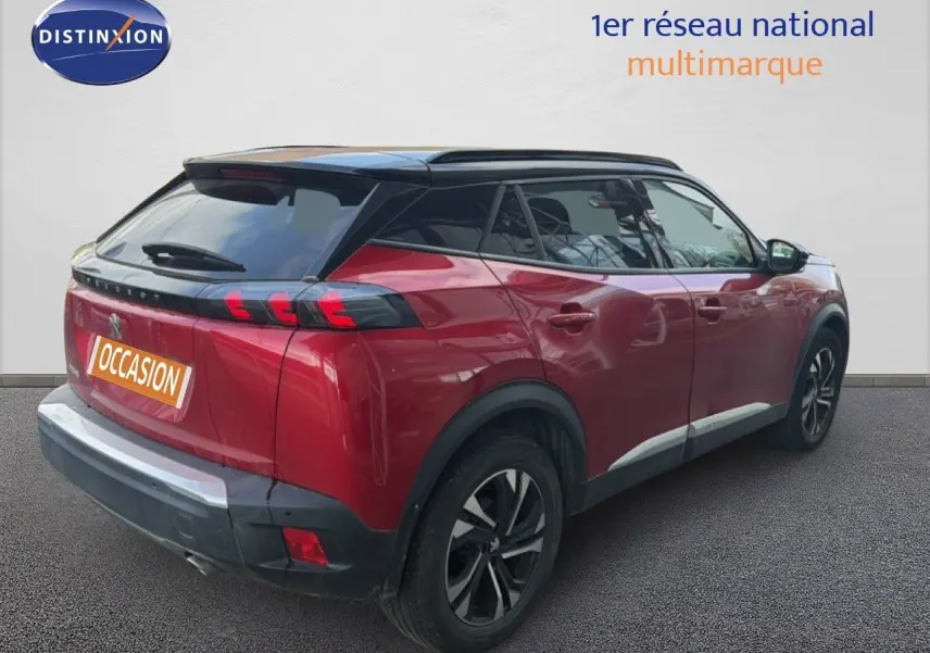 Peugeot 2008 rouge avec toit noir, vue 3/4 arrière droit, mettant en valeur ses feux LED et jantes noires.