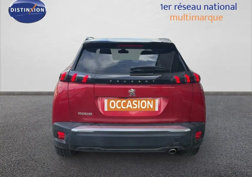 Vue arrière d'un Peugeot 2008 rouge avec toit noir, feux LED distinctifs et plaque "OCCASION" visible.