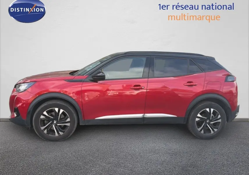 Peugeot 2008 rouge avec toit noir, vue de profil côté gauche sur fond neutre, jantes alliage bicolores.