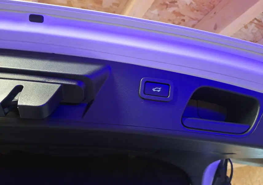 Bouton d'ouverture électrique du coffre sur la face intérieure du hayon blanc du Jaguar E-PACE 2019.