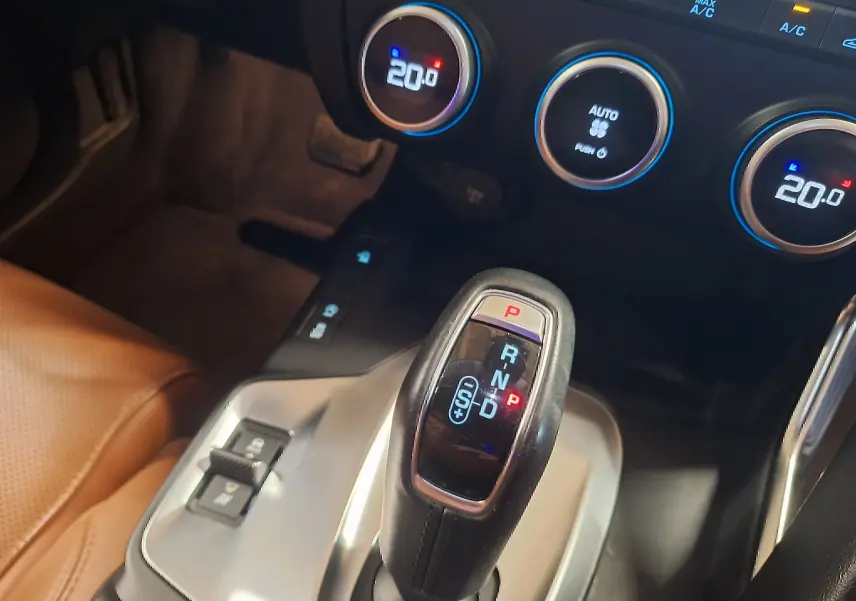 Le levier de vitesses automatique noir du Jaguar E-PACE 2019 vu de près avec commandes climatisation à 20°C.