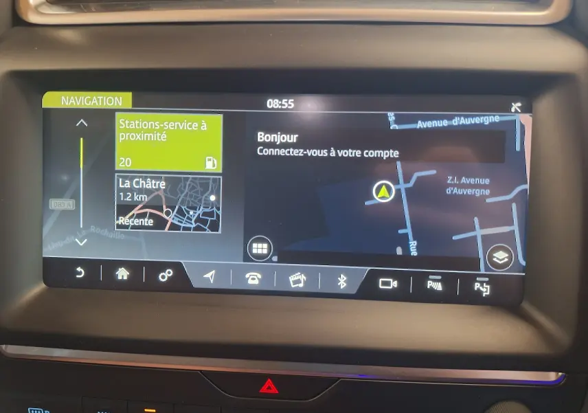Écran tactile de navigation du Jaguar E-PACE 2019 affichant carte et options connectées au tableau de bord.