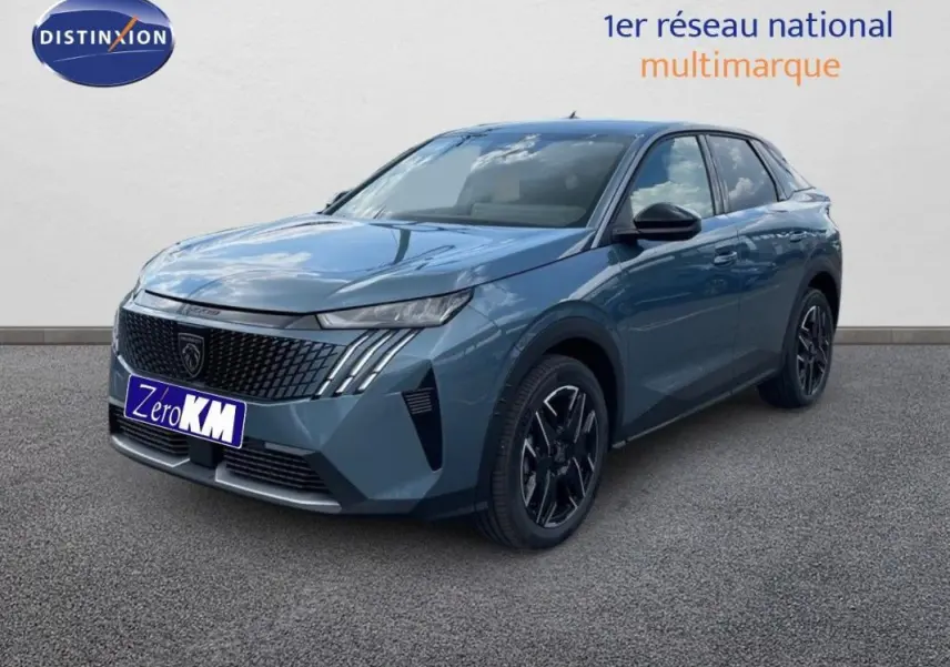 Peugeot 3008 bleu en 3/4 avant droit, avec calandre noire et jantes aluminium distinctives.