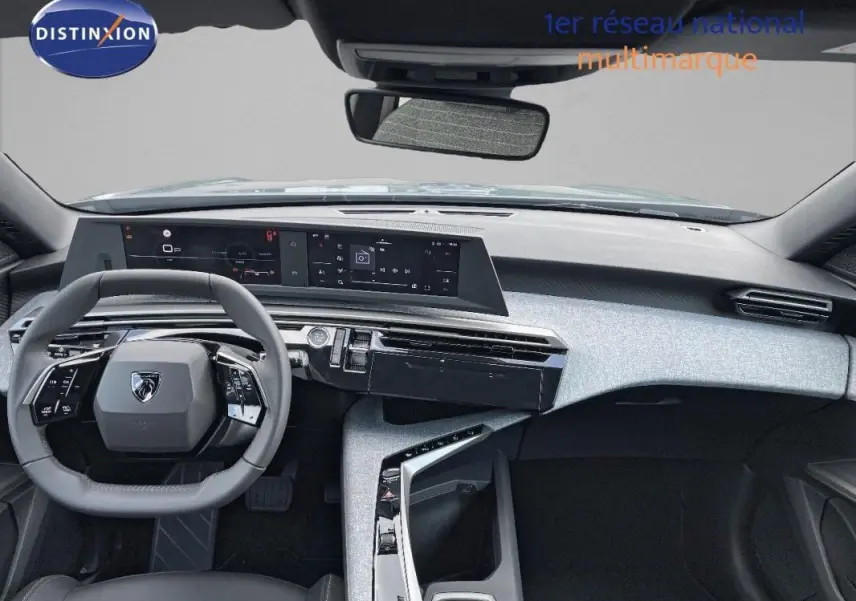 Vue intérieure du tableau de bord et volant cuir du Peugeot 3008 1.2 Hybrid 145ch Allure, finition moderne et épurée.