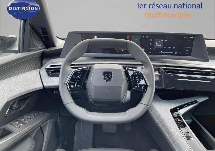 Vue intérieure centrée sur le volant cuir et le tableau de bord numérique du Peugeot 3008 hybride 2025.