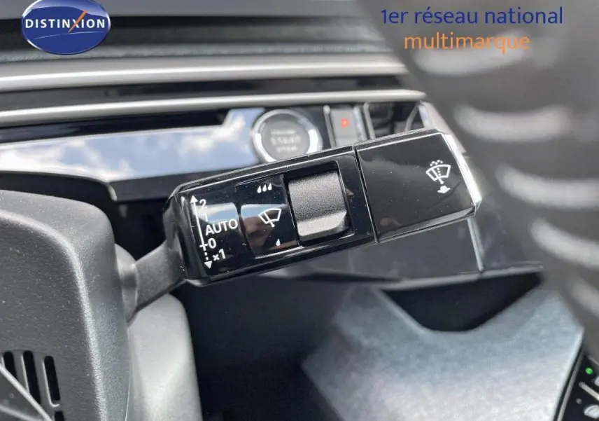 Gros plan sur la commande des essuie-glaces dans l’habitacle du Peugeot 3008 bleu, version hybride 2025.