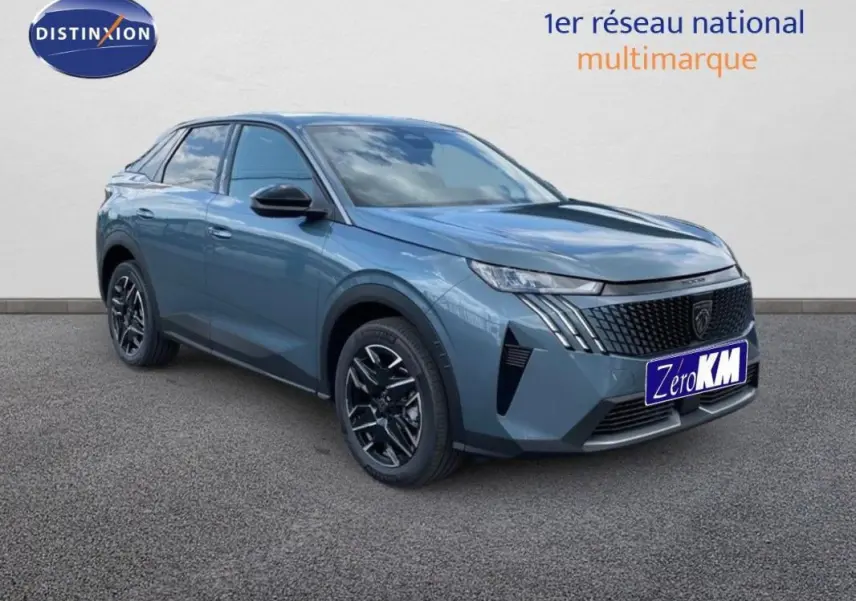 Peugeot 3008 bleu en 3/4 avant droit, mettant en valeur la calandre noire et les jantes aluminium noires.