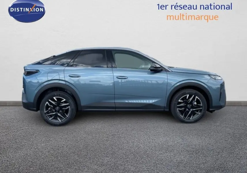 Peugeot 3008 bleu en profil droit, jantes aluminium noires et vitres teintées, silhouette moderne et dynamique.