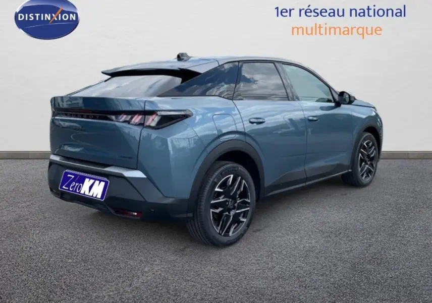 Peugeot 3008 bleu vue 3/4 arrière droit, jantes aluminium noires et vitres teintées visibles.