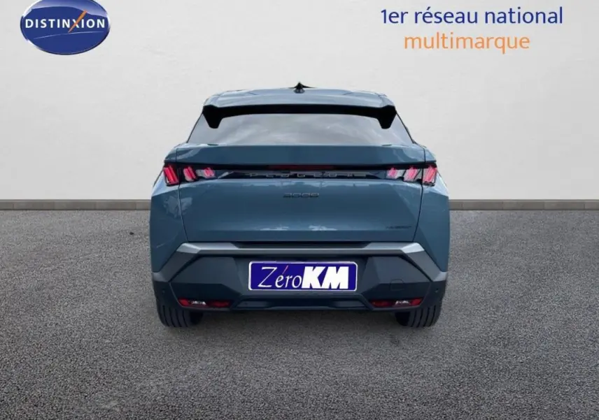 Vue arrière d'un Peugeot 3008 bleu 2025 avec feux LED caractéristiques et plaque d'immatriculation Zero KM.