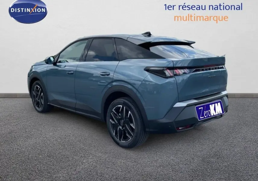 Vue 3/4 arrière gauche d'un Peugeot 3008 bleu 2025 avec jantes aluminium et feux arrière LED distinctifs.