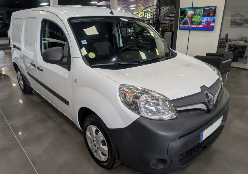 Renault Kangoo Express blanc minéral vu en 3/4 avant droit, avec pare-chocs noir mat et jantes acier.