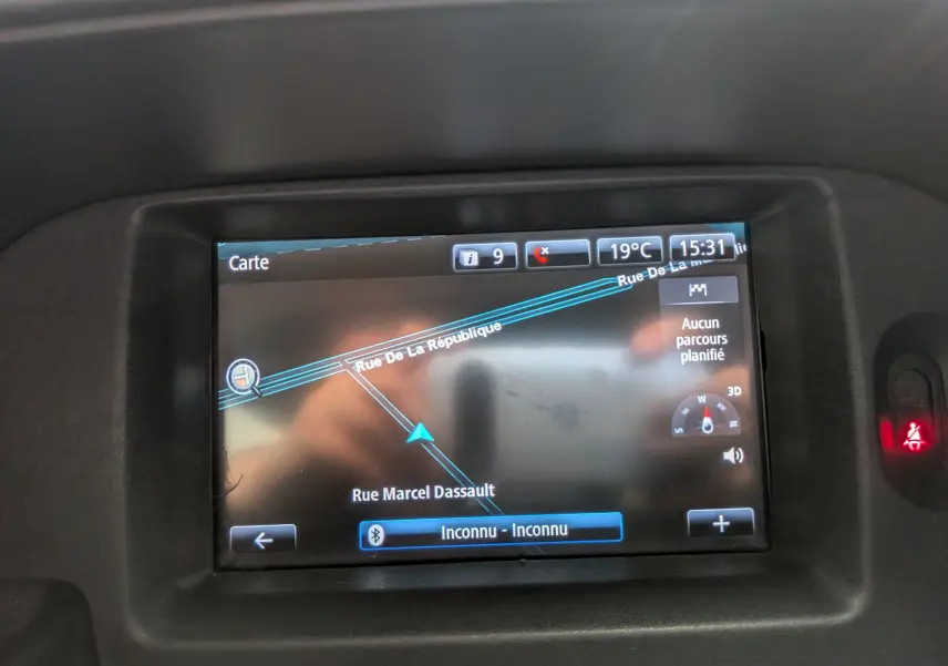 Écran tactile du système de navigation R-LINK affichant une carte avec rues et informations de trajet.
