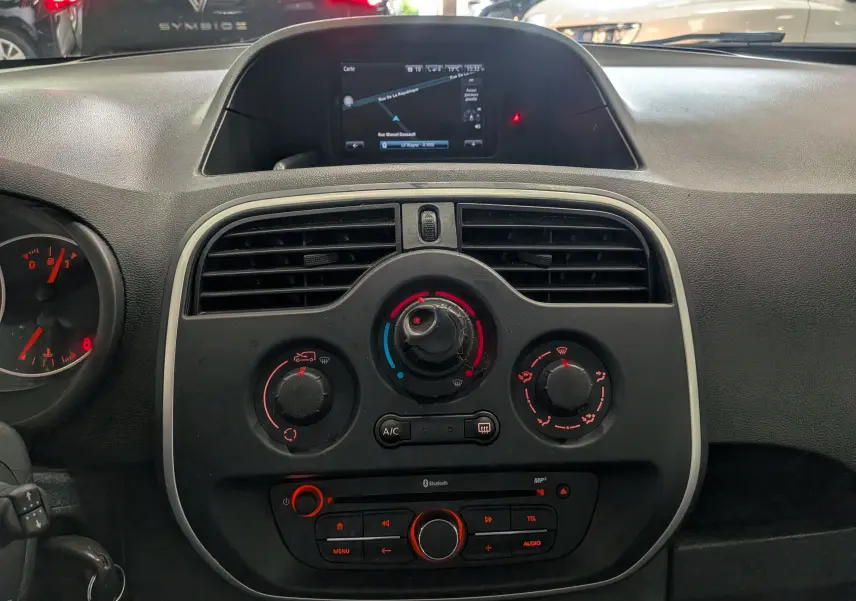 Tableau de bord du Renault Kangoo Express 2021 blanc, vue centrale sur commandes climatisation et écran R-Link.