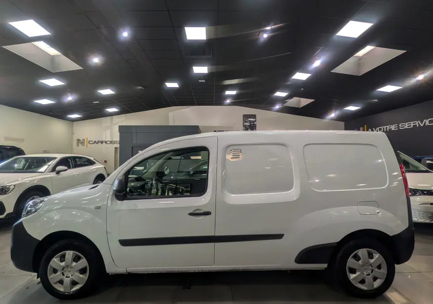 Profil droit d’un Renault Kangoo Express blanc minéral 2021, fourgon utilitaire avec vitres avant et porte latérale pleine.