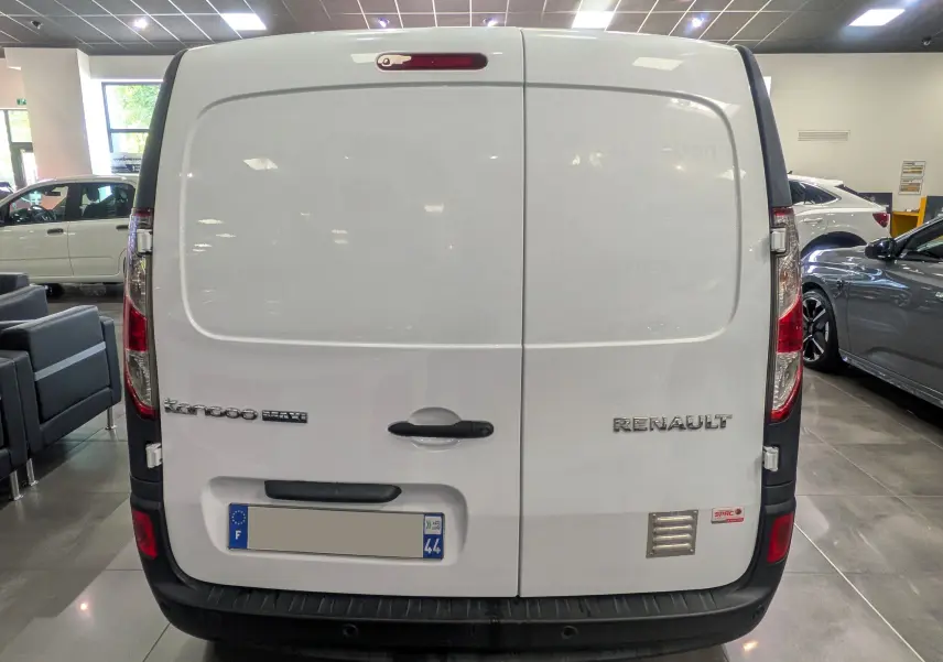 Vue arrière d’un Renault Kangoo Express blanc minéral, version Grand Volume, avec portes battantes et logo visible en concession.