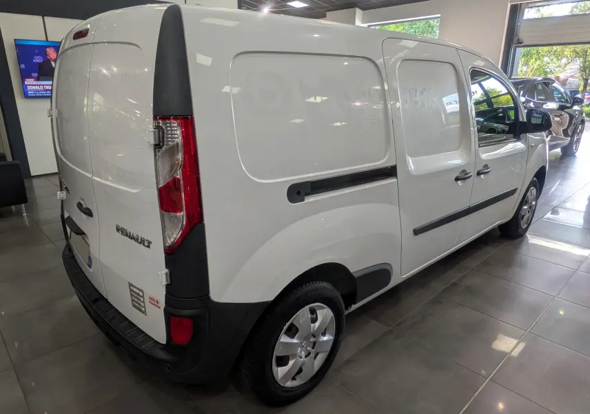 Renault Kangoo Express blanc minéral vu en 3/4 arrière droit, fourgon utilitaire avec portes arrière battantes.