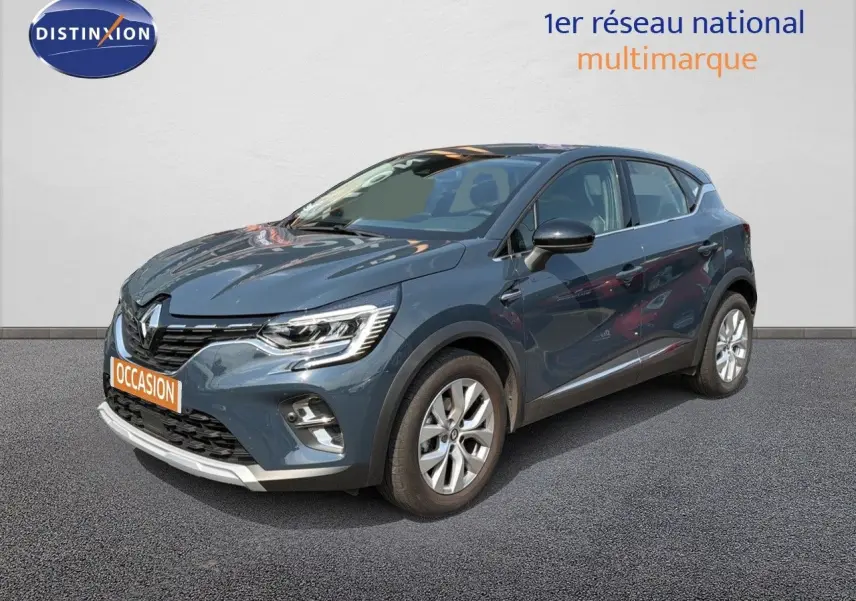 Renault Captur bleu marine fumé en 3/4 avant droit, avec jantes alliage et calandre distinctive 2022.