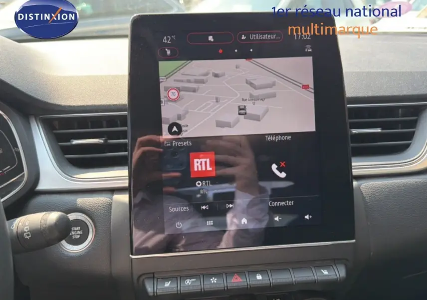 Vue intérieure centrée sur l'écran tactile du tableau de bord du Renault Captur 2022, finition Intens.
