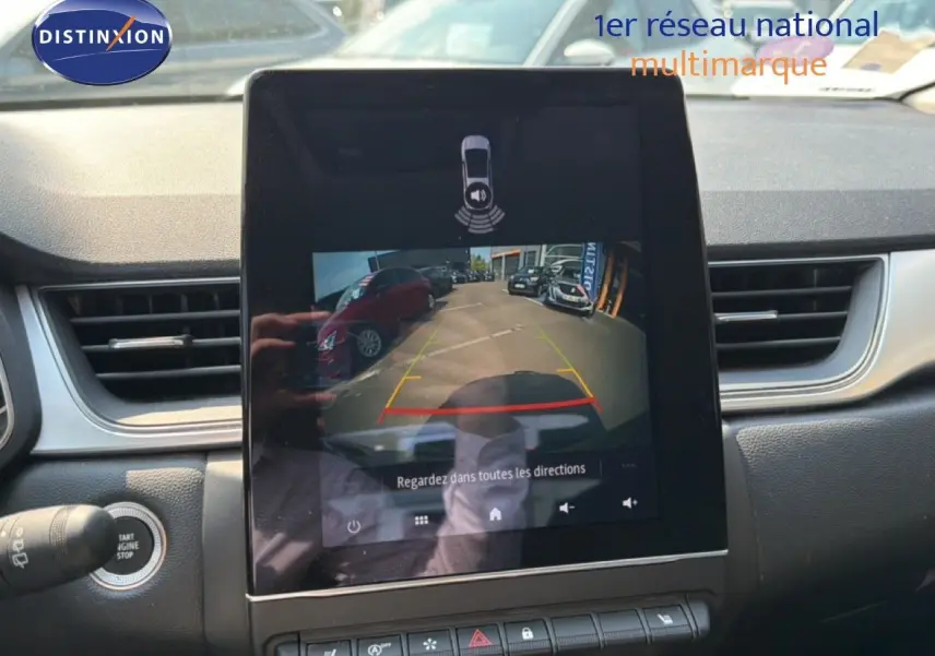 Vue intérieure du tableau de bord du Renault Captur 2022, avec écran tactile affichant la caméra de recul.