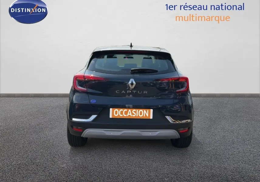 Vue arrière du Renault Captur bleu marine fumé de 2022, version hybride essence avec badge et feux LED distinctifs.