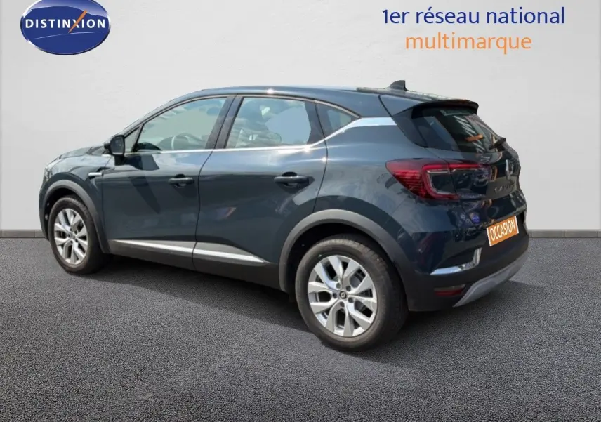 Renault Captur 2022 bleu marine fumé en vue profil côté gauche, SUV compact avec jantes alliage et détails chromés.