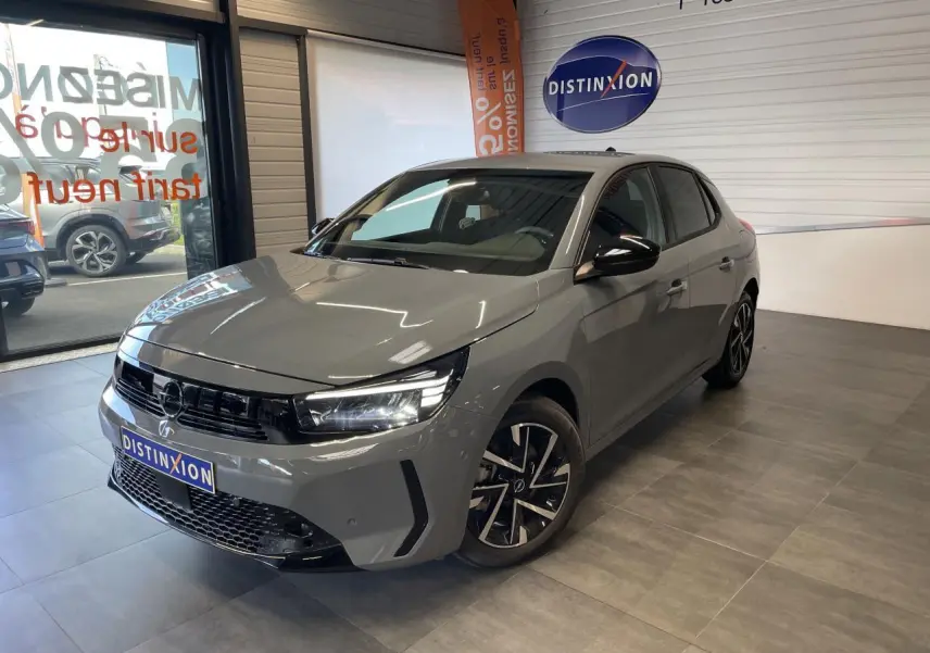 Opel Corsa 1.2 Turbo gris en 3/4 avant droit, avec calandre noire et jantes alliage diamantées.