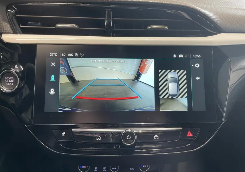 Vue rapprochée de l'écran tactile central noir affichant la caméra de recul panoramique de l'Opel Corsa gris.
