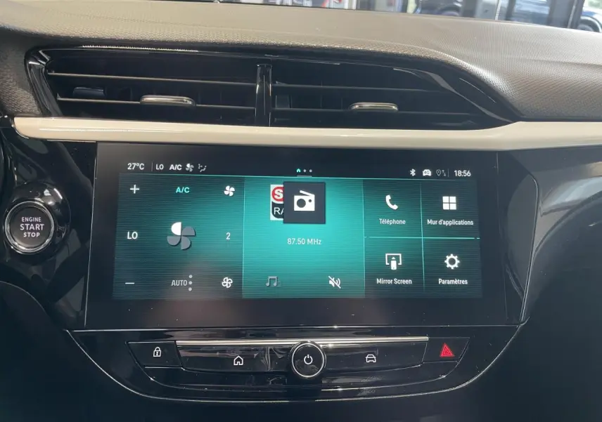 Vue rapprochée de l’écran tactile 10 pouces et bouton Start/Stop sur la console centrale d’une Opel Corsa gris.