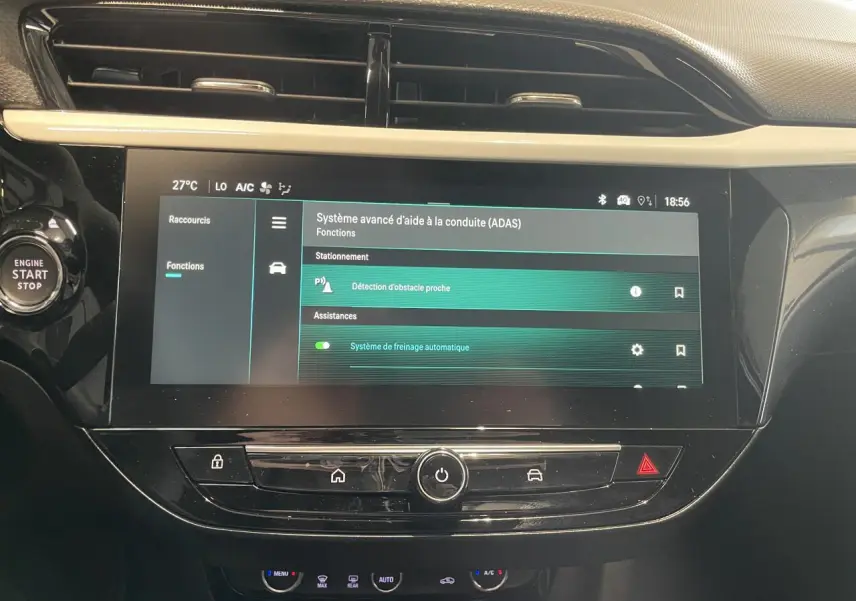 Vue rapprochée de la console centrale noire de l’Opel Corsa 2026 avec écran tactile affichant l’aide à la conduite.