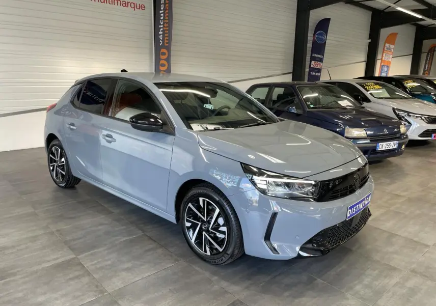 Opel Corsa gris Grafik vue 3/4 avant droit en intérieur, jantes alliage diamantées et rétroviseurs noirs.