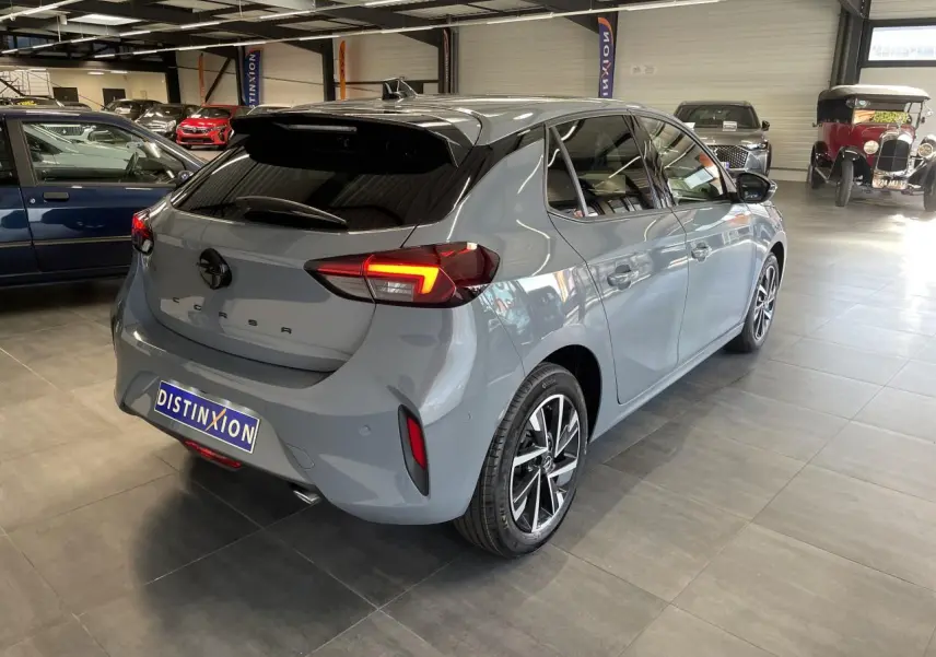 Vue 3/4 arrière droite d'une Opel Corsa gris Grafik avec jantes alliage diamantées en showroom.