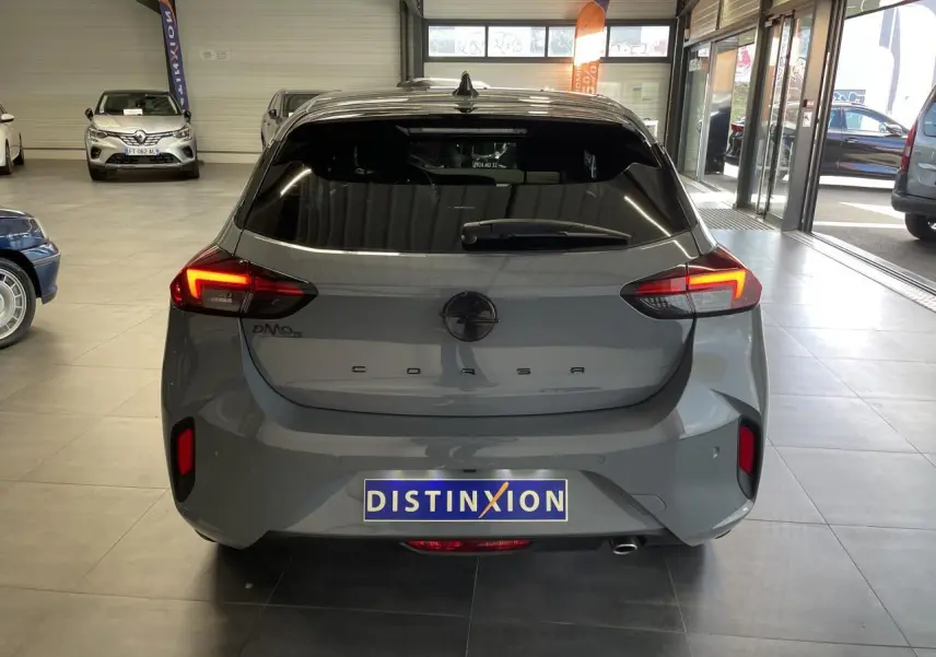 Vue arrière d'une Opel Corsa gris Grafik avec feux LED allumés dans un showroom.