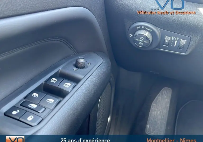 Gros plan sur les commandes de vitres et réglages des rétroviseurs côté conducteur du Jeep Compass noir 2023.