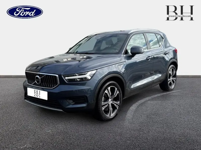 Vue 3/4 avant d'un Volvo XC40 bleu Denim avec calandre chromée et jantes alliage noires et argentées.