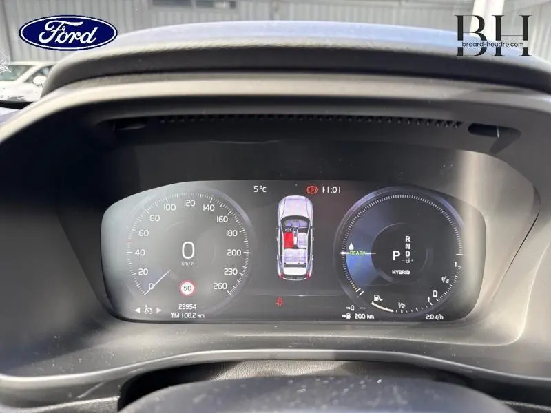 Tableau de bord numérique du Volvo XC40 T4 Recharge bleu Denim, affichant vitesse et indicateurs hybrides.