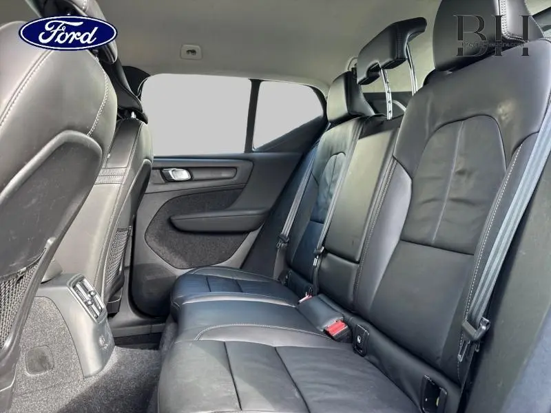 Vue intérieure côté droit des sièges arrière en cuir anthracite du Volvo XC40 T4 Recharge Bleu Denim 2021.