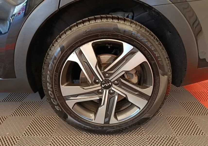 Gros plan sur la roue avant droite du Kia Sorento noir 2023, mettant en valeur la jante alliage et le pneu hiver.