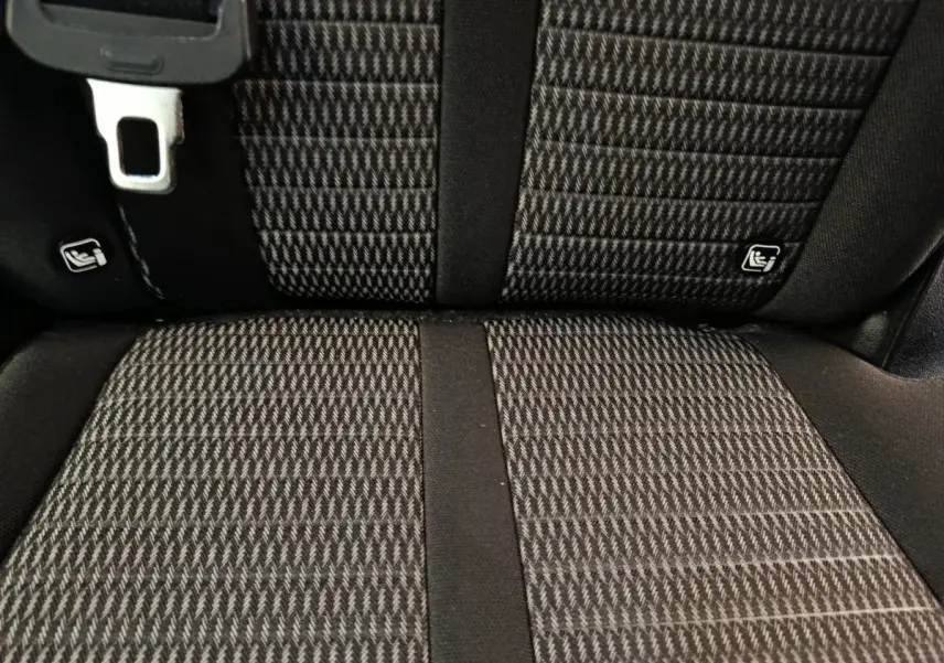 Gros plan sur la banquette arrière noire texturée du Kia Sorento 2023 avec fixation Isofix visible.