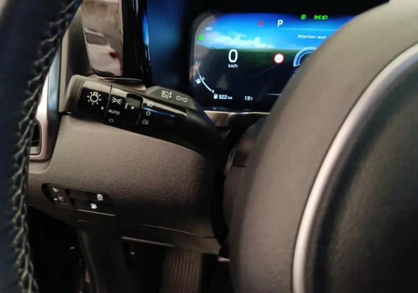 Gros plan sur le combiné d'instruments numérique du Kia Sorento 2023 hybride, affichage de vitesse et indicateurs.