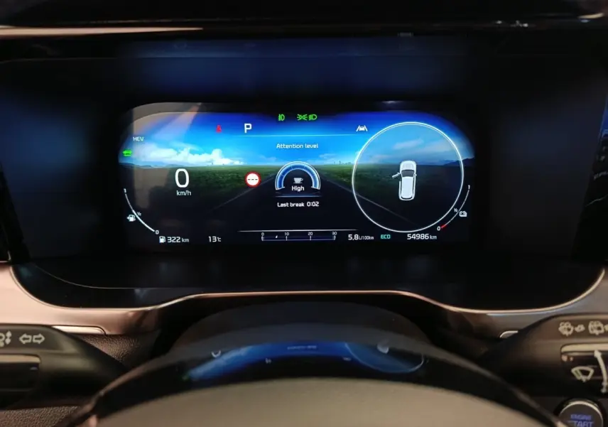 Vue rapprochée du combiné d'instruments numérique du Kia Sorento 2023 affichant la vitesse et l'état du véhicule.