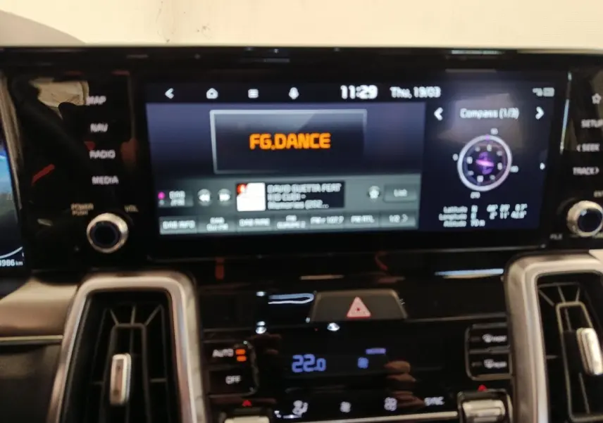 Vue rapprochée de l’écran tactile central et des commandes de climatisation du Kia Sorento noir 2023 hybride rechargeable.