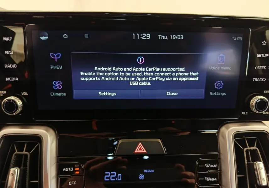 Écran tactile central du tableau de bord du Kia Sorento noir 2023, affichant options Android Auto et Apple CarPlay.